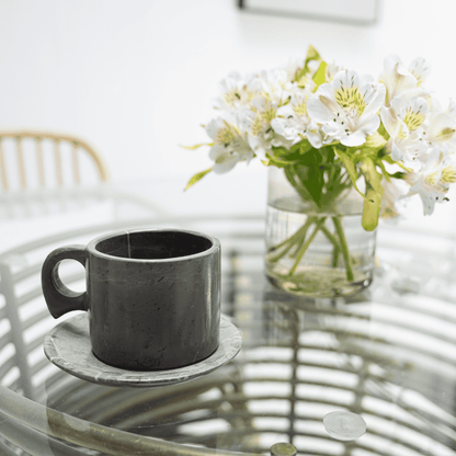 Taza negra con plato mármol